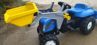 Tractor a pedales con pala y remolque New Holland