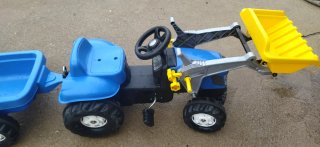 Tractor a pedales con pala y remolque New Holland