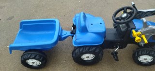 Tractor a pedales con pala y remolque New Holland