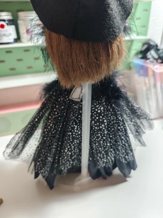 Boneca Barbie morena bruxa chapéu preto