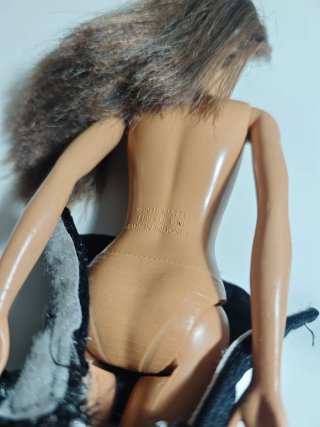Boneca Barbie morena bruxa chapéu preto