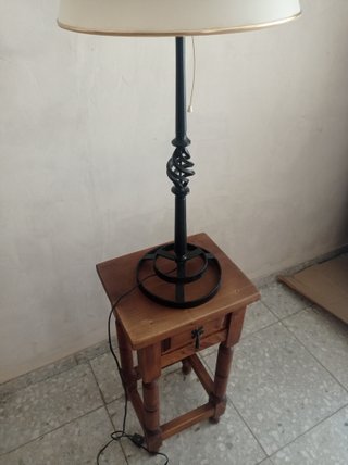 Lámpara de pie artesanal tela y metal