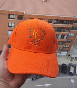 Gorra naranja con bordado de astas con la iniciale