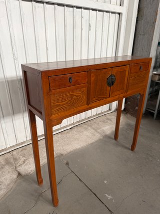 Consola antigua de madera restaurada