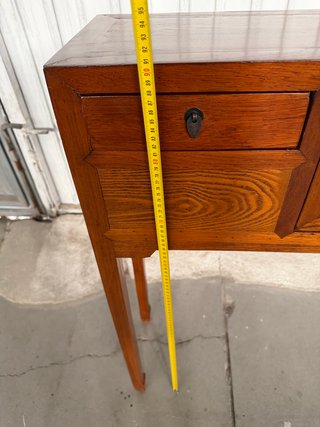Consola antigua de madera restaurada