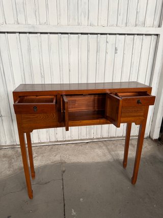 Consola antigua de madera restaurada