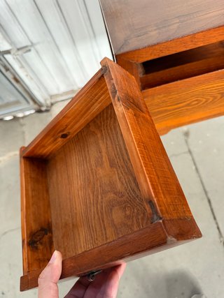 Consola antigua de madera restaurada