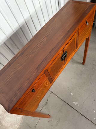 Consola antigua de madera restaurada