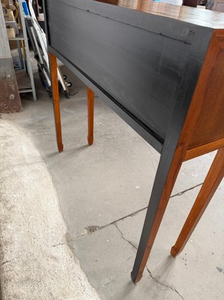 Consola antigua de madera restaurada