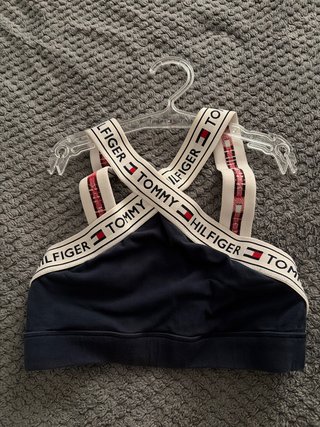Top deportivo Tommy Hilfiger cruzado
