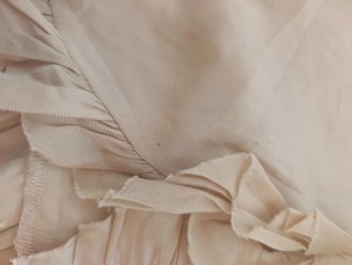 Blusa beige sin mangas con volantes