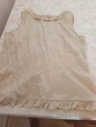 Blusa beige sin mangas con volantes