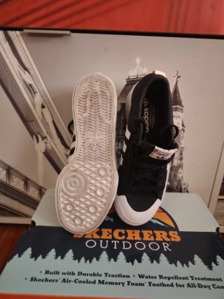 Zapatillas Adidas Negras y Blancas