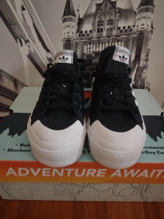 Zapatillas Adidas Negras y Blancas
