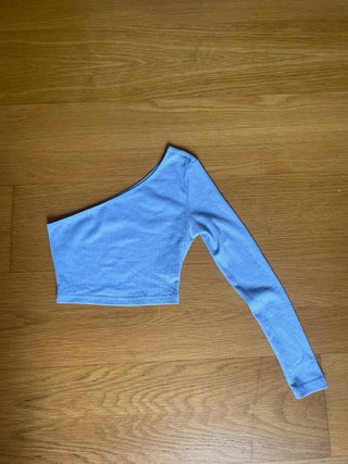 Top de una manga azul