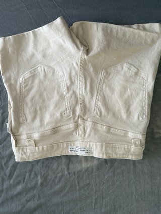 Pantalones cortos Stradivarius beige