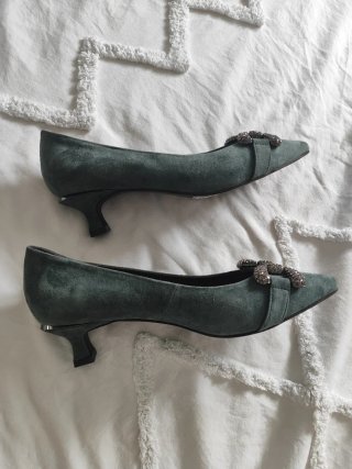 Zapatos Alma en Pena verdes con pedrería