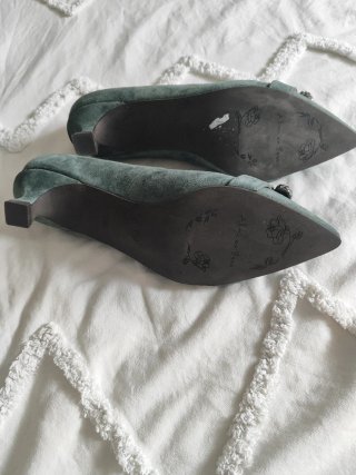 Zapatos Alma en Pena verdes con pedrería
