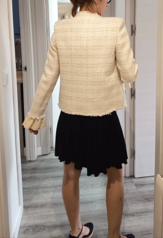 Chaqueta Mango Beige con Volantes.