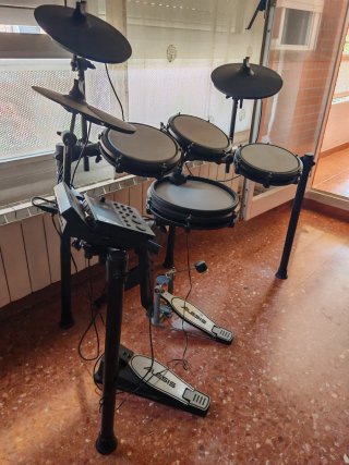 Batería Alesis Nitro Max + banqueta