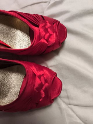 Tacones rojos peep toe