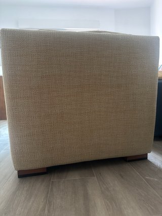 Sillón de tela beige