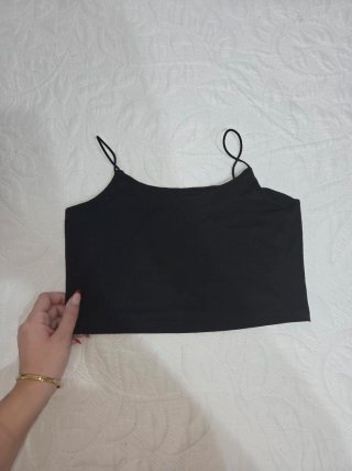 Top corto negro tirantes