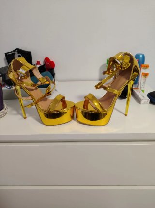 Zapatos de plataforma con tacón de aguja dorado