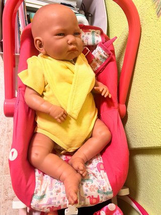 Cuna porta bebés con muñeco silicona