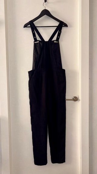 Mono negro con tirantes ajustables