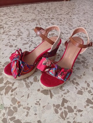 Sandalias cuña satén y esparto multicolor