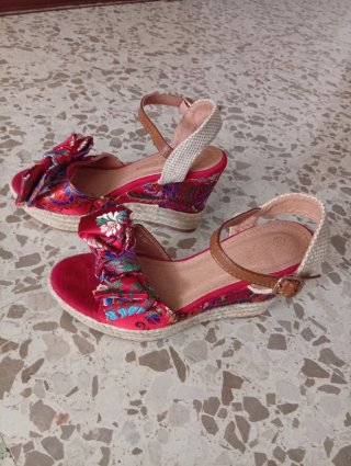 Sandalias cuña satén y esparto multicolor