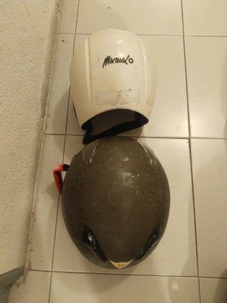 2 Patinetes con 2 cascos