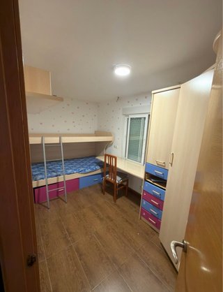 Cama litera con escritorio y estantería