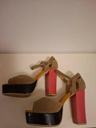 Sandalo con plateau  beige fucsia e nero