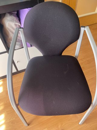Silla negra y plateada
