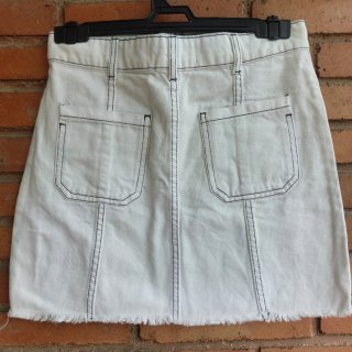 Minifalda vaquera blanca con bolsillos, trabillas