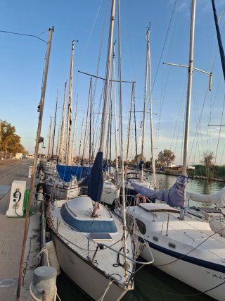 Barco velero blanco y azul