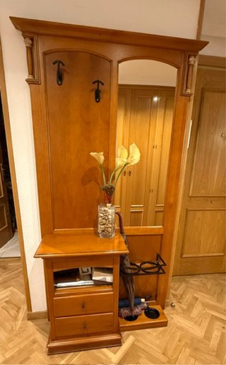 Mueble de entrada de madera con espejo