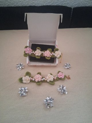Pulseras florales tejidas a mano