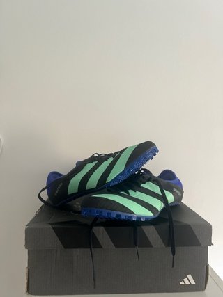 Zapatillas clavos nuevas con etiquetas