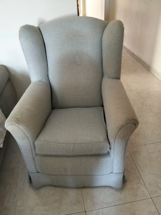 Sillón orejero gris de tela