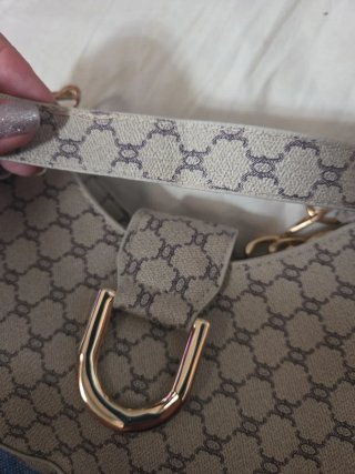 Bolso de lujo media luna beige y dorado