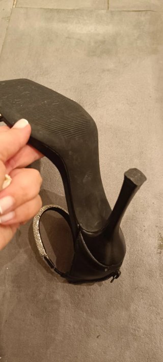 Zapatos de tacón negros con pedrería