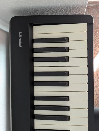 Roland FP-10 Piano con stand y banqueta