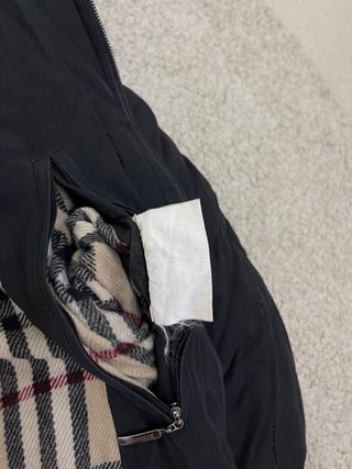 Chaqueta Burberry Negra con Cuadros Clásicos