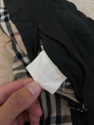 Chaqueta Burberry Negra con Cuadros Clásicos