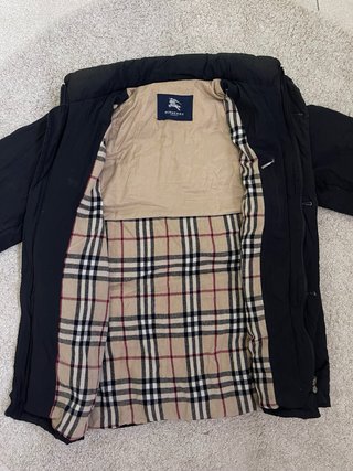 Chaqueta Burberry Negra con Cuadros Clásicos