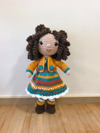 Muñeca de crochet hecha a mano