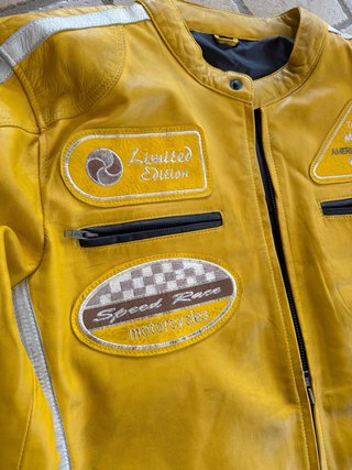 Giacca pelle vintage con patch gialla
